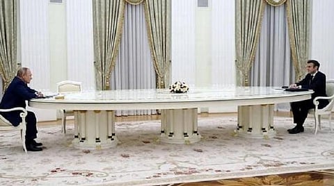 13 அடி நீள மேசை.. தடுப்பூசி செலுத்த மறுத்த பிரான்ஸ் அதிபருக்கு கெடுபிடி காட்டிய ரஷ்யா 