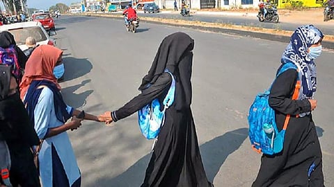 ஹிஜாப் விவகாரம் | 'எங்கள் மகள்களின் போன் நம்பரை பொதுவெளியில் பகிர்ந்துள்ளனர்' - பெற்றோர் புகார்