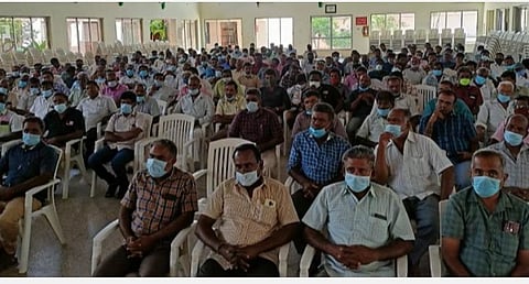 படவிளக்கம்: அவிநாசி மண்டபத்தில் இன்று நடந்த ஸ்ரீ கருணாம்பிகை விசைத்தறி உரிமையாளர்கள் சங்க அவசர பொதுக்குழு கூட்டத்தில் பங்கேற்றோர்