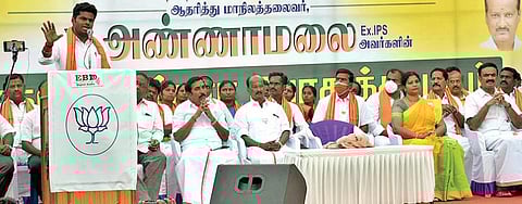 நகர்ப்புற உள்ளாட்சி தேர்தலையொட்டி, வேலூரில் பாஜக சார்பில் நடைபெற்ற கூட்டத்தில் மாநகராட்சி தேர்தலில் போட்டியிடும் வேட்பாளர்களை அறிமுகம் செய்து வைத்து பேசிய பாஜக மாநில தலைவர் அண்ணாமலை. படம்: வி.எம்.மணிநாதன்.