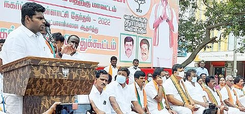 திருவண்ணாமலையில் நேற்று நடைபெற்ற தேர்தல் பிரச்சார கூட்டத்தில் பேசும் தமிழக பாஜக தலைவர் அண்ணாமலை.படம்: இரா.தினேஷ்குமார்.