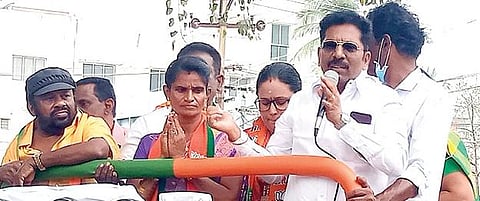 மதுரை 34-வது வார்டில் பாஜக வேட்பாளர் சீதாவை ஆதரித்து பிரச்சாரம் செய்த நடிகர் செந்தில், பாஜக மாநகர் மாவட்ட தலைவர் சரவணன்.