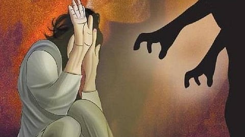 விழுப்புரம்: மகளை பாலியல் வன்கொடுமை செய்த தந்தை உட்பட 2 பேர் கைது