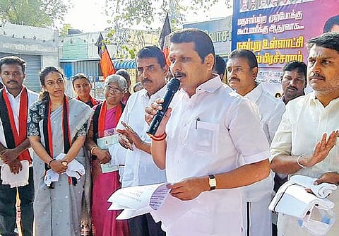 நெகமம் பகுதியில் தேர்தல் பிரச்சாரத்தில் ஈடுபட்ட மின்சாரத் துறை அமைச்சர் செந்தில்பாலாஜி.