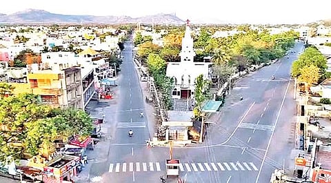 குடியாத்தம் நகரின் பிரதான வேலூர்-காட்பாடி சாலை (கோப்புப்படம்)