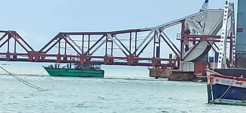 பாம்பன் ரயில் தூக்குப் பாலத்தில் மோதிய விசைப்படகு.