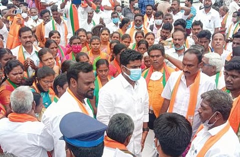 விழுப்புரம் மாவட்டத்தில் உள்ள நகராட்சிகள் மற்றும் பேரூராட்சிகளில் போட்டியிடும் பாஜக வேட்பாளர்களிடம் களநிலவரத்தை கேட்டறியும் மாநிலத் தலைவர் அண்ணாமலை.