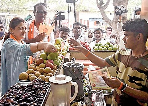சென்னை சாலிகிராமத்தில் பாஜக வேட்பாளர்களுக்கு ஆதரவாக வாக்கு சேகரித்த அக்கட்சியின் தேசிய செயற்குழு உறுப்பினர் குஷ்பு.படம்: ம.பிரபு
