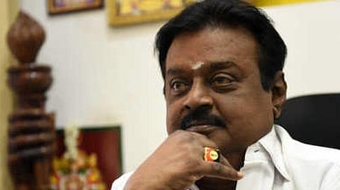 பிரேமலதா கொடியேற்றி இனிப்பு வழங்கினார்; தேமுதிக வளர்ச்சிக்கு ஒற்றுமையாக பாடுபடுவோம்: கட்சியின் கொடி நாளில் விஜயகாந்த் வாழ்த்து