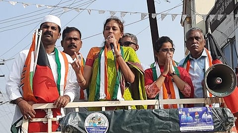 கரூர் மாநகராட்சி 12வது வார்டான பசுபதிபாளையத்தில் காங்கிரஸ் வேட்பாளர் கிருத்திகாவை  ஆதரித்து கரூர் எம்.பி. செ.ஜோதிமணி வாக்கு கேட்டு பிரச்சாரம் செய்கிறார்.