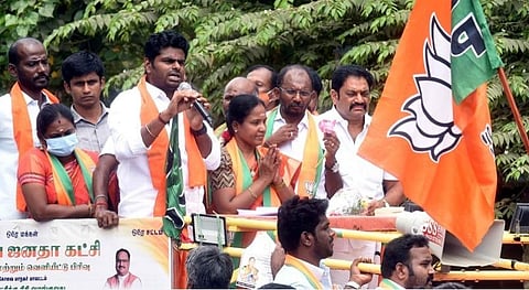 கோவை மாநகராட்சியின் 28-வது வார்டில் போட்டியிடும் பாஜக வேட்பாளர் உண்ணாமலையை ஆதரித்து ஆவாரம்பாளையம் பகுதியில் இன்று பிரச்சாரம் மேற்கொண்ட அக்கட்சியின் மாநில தலைவர் அண்ணாமலை. படம்:ஜெ.மனோகரன்.