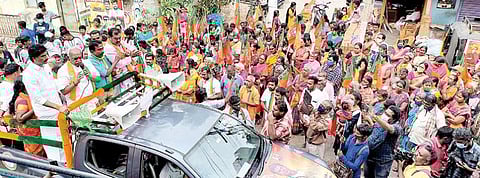 விருதுநகர் நகராட்சியில் போட்டியிடும்  பாஜக வேட்பாளர்களை ஆதரித்து பிரச்சாரம் மேற்கொண்ட முன்னாள் மத்திய அமைச்சர் பொன்.ராதாகிருஷ்ணன்.