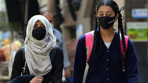 கர்நாடகா: ஹிஜாப் அணிந்து வந்த பள்ளி மாணவிகளுக்கு பல மாவட்டங்களில் அனுமதி மறுப்பு