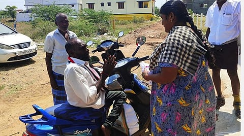 அனுதாபத்தில் வாக்களிக்காதீர்... என் 10 ஆண்டு சேவையை பாருங்கள்! - மதுரையில் மாற்றுத்திறனாளி அதிமுக வேட்பாளர்