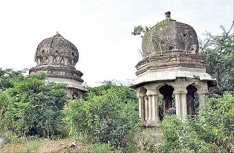 ராணிப்பேட்டை பாலாற்றங்கரையில் பாழடைந்த நிலையில் உள்ள ராஜா-ராணி நினைவு கல்லறை. (கோப்புப்படம்)