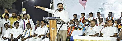 சேலம் கோட்டை மைதானத்தில் நடைபெற்ற தேர்தல் பிரச்சார கூட்டத்தில், பாமக வேட்பாளர்களை ஆதரித்து, பாமக இளைஞர் சங்க தலைவர் அன்புமணி ராமதாஸ் பேசினார்.  		படம் : எஸ். குரு பிரசாத்