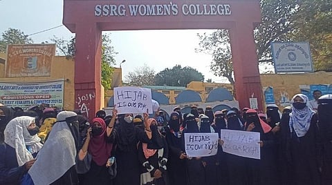 அரசு ஏன் ஹிஜாப்பை மட்டும் குறிவைக்கிறது? - கர்நாடக உயர் நீதிமன்றத்தில் இஸ்லாமிய மாணவிகள் தரப்பு வாதம்