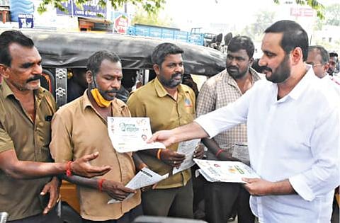 சேலம் குரங்குசாவடி பகுதியில் பாமக வேட்பாளர்களை ஆதரித்து, அக்கட்சியின்  இளைஞரணி தலைவர் அன்புமணி ராமதாஸ் எம்பி,  பொதுமக்களிடம் துண்டு பிரசுரங்களை விநியோகம் செய்து வாக்கு சேகரித்தார்.