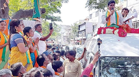 சென்னை ராயப்பேட்டை லாயிட்ஸ் சாலை சந்திப்பில் நேற்று பாஜக வேட்பாளர்களை ஆதரித்துப் பிரச்சாரம் மேற்கொண்டார் அக்கட்சியின் மாநிலத் தலைவர் அண்ணாமலை. படம்: க.ஸ்ரீபரத்