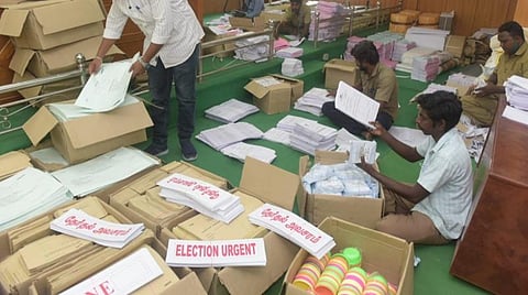 வாக்குச்சாவடிகளில் பயன்படுத்தவுள்ள எழுது பொருட்கள், மெழுகுவர்த்தி, அடையாள மை, படிவங்கள், கவர்கள் உள்ளிட்ட 81 பொருட்களை, வேலூர் மாநகராட்சி அலுவலத்தில் தனித்தனியாக பேக்கிங் செய்யும் பணியில் ஈடுபட்டுள்ள ஊழியர்கள் | படம்: வி.எம்.மணிநாதன்