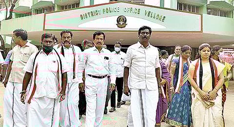 வேலூர் மாவட்ட காவல் கண்காணிப்பாளர் அலுவலகத்துக்கு நேற்று மனு அளிக்க வந்த அதிமுகவினர்.படம்: வி.எம்.மணிநாதன்.