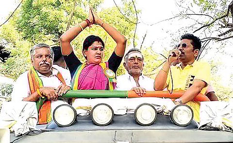 திருநகர் பாஜக வேட்பாளர் திருநங்கை சுஜாதா என்ற ஹர்சினியை ஆதரித்து பிரச்சாரம் செய்த மாநகர் மாவட்ட பாஜக தலைவர் பா.சரவணன்.