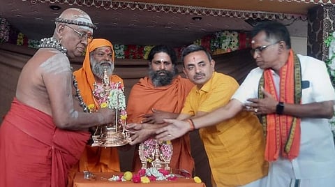 கும்பகோணத்தில் நேற்று நடைபெற்ற கூட்டத்தில், ஒடிசா மாநிலத்தில் வைதர்ணி புஷ்கர விழாவில் வழிபட, வைதர்ணி அம்மன் சிலையை அகில பாரதீய சன்னியாசிகள் சங்கத்தினரிடம், தென்பாராத கும்பமேளா கும்பகோணம் மகாமக அறக்கட்டளை சார்பில் நிர்வாகிகள் வழங்கினர்.