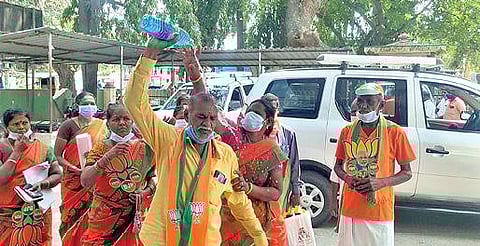 ஆரணி நகராட்சி அலுவலகத்தில் மண்ணெண்ணெய் ஊற்றி தற்கொலைக்கு முயன்ற பாஜக வேட்பாளர் சண்முகம்.