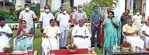 புதுச்சேரி துணைநிலை ஆளுநராக பதவியேற்று ஓராண்டு நிறைவு விழாவில் ஆளுநர் தமிழிசை பேசினார். அருகில் முதல்வர் ரங்கசாமி, பேரவைத் தலைவர் செல்வம் மற்றும் அமைச்சர்கள். படம்: எம்.சாம்ராஜ்