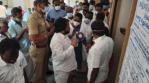 திருவண்ணாமலை வாக்குச்சாவடியில் அத்துமீறிய அமைச்சர் மகன்: அதிரடி காட்டி வெளியேற்றிய தேர்தல் பார்வையாளர் சங்கீதா!