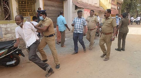 குடிபோதையில் வாக்குச்சாவடி பகுதியில் ரகளை செய்தவர்களை அப்புறப்படுத்திய காவல்துறையினர்.  | படங்கள்: வி.எம்.மணிநாதன்