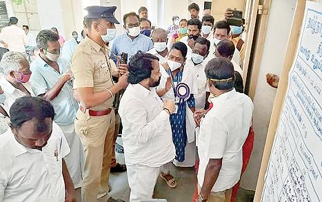 தி.மலை 25-வது வார்டுக்கான வாக்குச்சாவடி உள்ளே இருந்த அமைச்சரின் மகன் கம்பன் உள்ளிட்ட திமுகவினரை வெளி யேற்றிய தேர்தல் பார்வையாளர் சங்கீதா.  படம்: இரா.தினேஷ்குமார்.