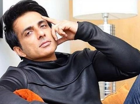 நடிகர் சோனு சூட் கார் பறிமுதல்:  வாக்குச்சாவடிக்குள் நுழைய முயன்றபோது தடுத்து நிறுத்திய போலீஸ்