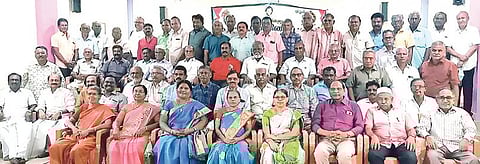 போடி ஜமீன்தாரணி காமுலம்மாள் மேல்நிலைப்பள்ளியில் 50 ஆண்டுகளுக்குப் பிறகு சந்தித்த முன்னாள் மாணவர்கள்.
