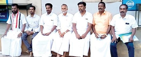 சிவகங்கை அரசு பெண்கள் மேல்நிலைப் பள்ளி வாக்குச்சாவடி முன்பாக ஒன்றாக சேர்ந்து புகைப்படம் எடுத்துக் கொண்ட 1-வது வார்டு வேட்பாளர்கள்.