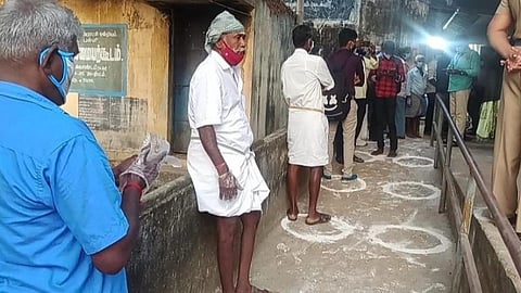 அரியலூர் மாவட்டம் ஜெயங்கொண்டம் நகராட்சிக்கு உட்பட்ட 16 வது வார்டில் இன்று நடைபெறும் மறு வாக்குப்பதிவையொட்டி வாக்கை செலுத்த வரிசையில் காத்திருக்கும் வாக்காளர்கள்.