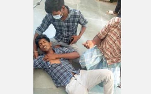 நீதிமன்றத்தின் முதல் தளத்தில் இருந்து கீழே குதித்து படுகாய மடைந்த பட்டுசாமி.