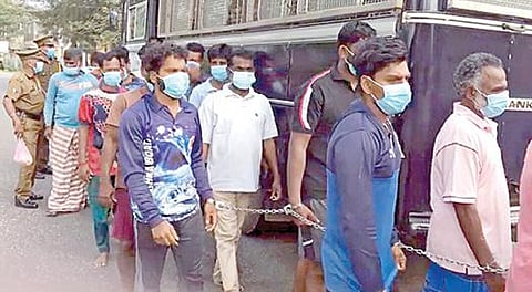 சங்கிலி மற்றும் கைவிலங்கிடப்பட்டு பருத்தித்துறை நீதிமன்றத்துக்கு அழைத்துவரப்பட்ட தமிழக மீனவர்கள்.