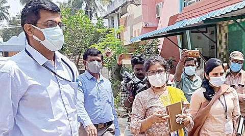 மாணவி தற்கொலை விவகாரம் தொடர்பாக, விசாரணை நடத்த தஞ்சாவூர் மாவட்டம் மைக்கேல்பட்டி பள்ளிக்கு நேற்று வந்த சிபிஐ அதிகாரிகள்.