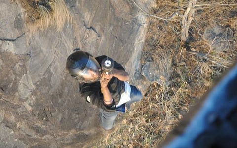 கர்நாடகாவின் நந்தி மலையில் இருந்து 300 அடி பள்ளத்தில் தவறி கீழே விழுந்த இளைஞரை பத்திரமாக மீட்டது விமானப் படை