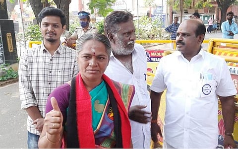 மதுரை மாநகராட்சி 17-வது வார்டில் வெற்றி பெற்ற திமுக வேட்பாளர் அமுதா தவமணி.