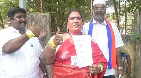 வேலூர் மாநகராட்சி 37-வது வார்டில் திமுக சார்பில் போட்டியிட்ட திருநங்கை கங்கா நாயக் வெற்றி பெற்றார் படம்: வி.எம்.மணிநாதன்.