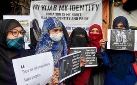 'பள்ளி வளாகத்தில் ஹிஜாப் அணிய தடை இல்லை. ஆனால்...' - உயர் நீதிமன்றத்தில் கர்நாடக அரசு தகவல்