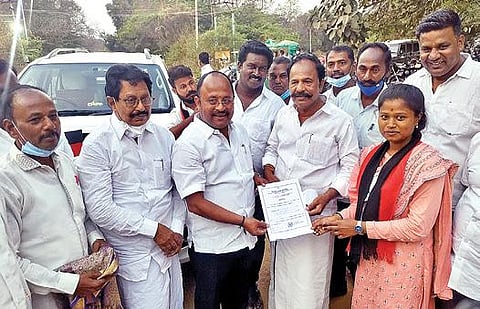 வேலூர் மாநகராட்சி 28-வது வார்டில் திமுக வேட்பாளராக போட்டியிட்டு வெற்றி பெற்ற 22 வயது கல்லூரி மாணவி மம்தாகுமார், சட்டப்பேரவை உறுப்பினர்கள் நந்தகுமார், கார்த்திகேயனிடம் சான்றிதழ் காண்பித்து வாழ்த்து பெற்றார். படம்: வி.எம்.மணிநாதன்.