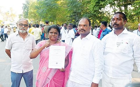 வேலூர் மாநகராட்சி 18-வது வார்டில் பாஜக வேட்பாளராக போட்டியிட்டு வெற்றி பெற்ற சுமதி மனோகரன்.