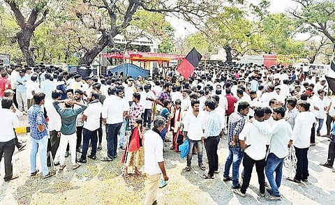 திருவண்ணாமலை நகராட்சியில் பதிவான வாக்குகள் எண்ணப்பட்ட அரசு கலைக் கல்லூரி முன்பு நேற்று திரண்டு வெற்றி கொண்டாட்டத்தில் ஈடுபட்ட திமுகவினர். படம்: இரா.தினேஷ்குமார்.