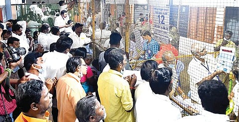 திண்டுக்கல் அண்ணாமலையார் பள்ளியில் நடைபெற்ற மாநகராட்சி தேர்தலில் பதிவான வாக்குகள் எண்ணும் பணி.