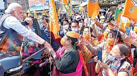 மணிப்பூர் சட்டப்பேரவைத் தேர்தலை முன்னிட்டு தலைநகர் இம்பாலில் பாஜக வேட்பாளர்களை ஆதரித்து பிரதமர் மோடி நேற்று தேர்தல் பிரச்சாரம் செய்தார். அவருக்கு கட்சியின் பெண் தொண்டர்கள் கைகுலுக்கி வாழ்த்து தெரிவித்தனர்.  படம்: பிடிஐ