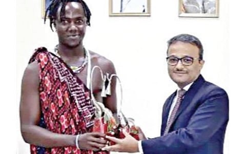 யூடியூப் பிரபலம் கிளி பாலை கவுரவிக்கும் இந்தியத் தூதரக அதிகாரி.﻿﻿