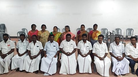 படம்: அரியலூரில் திமுகவில் இணைந்த சுயேச்சை வேட்பாளர்களுடன் மாநில பிற்படுத்தப்பட்டோர் நலத்துறை அமைச்சர் எஸ்.எஸ்.சிவசங்கர்
